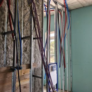 Trockenbauarbeiten (Gipskartonplatten, Trennwände, Decken und Verspachtelung)